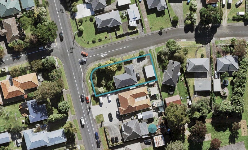 2 Hereford Street, Te Atatu Peninsula, Auckland - Carousel 1