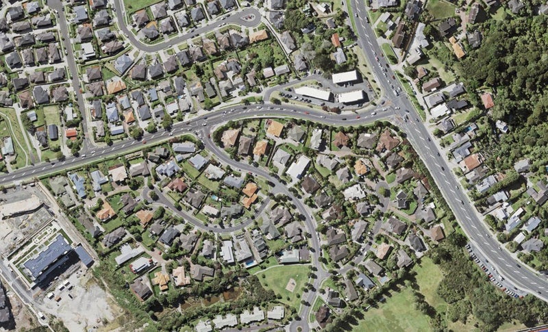 12 Graham Collins Drive, Windsor Park, Auckland - Carousel 1