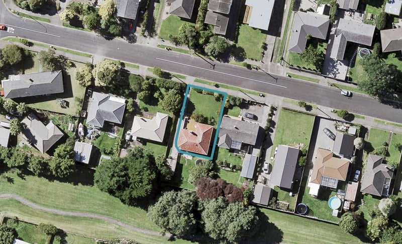 38 Weybridge Crescent, Glen Innes, Auckland - Carousel 1