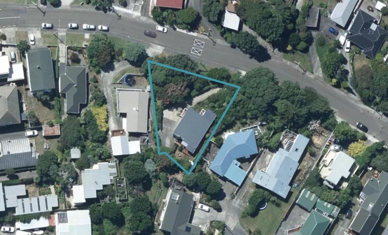 8 Mana View Road, Paremata, Porirua - Carousel 1