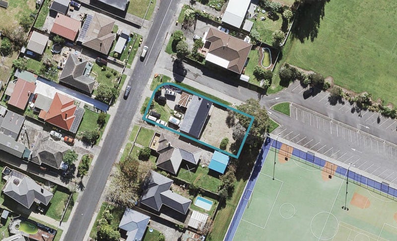 9 Tamariki Avenue, Kelston, Auckland - Carousel 1