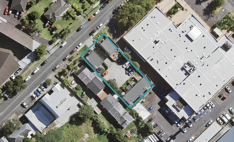 4/5 Buscomb Avenue, Henderson, Auckland - Carousel 1