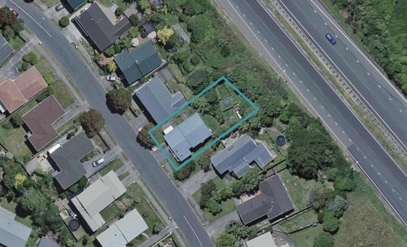 121 Taylor Terrace, Tawa, Wellington - Carousel 1