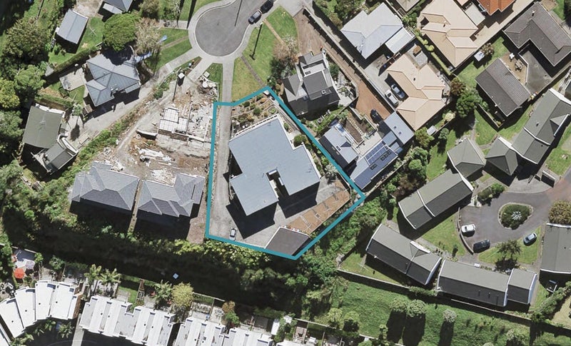 2/6 Roskill Way, Three Kings, Auckland - Carousel 1