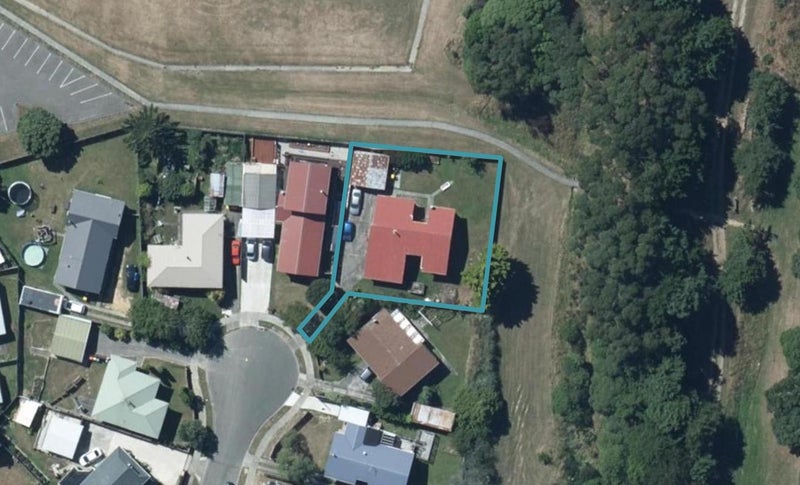 15 Dalray Place, Ascot Park, Porirua - Carousel 1