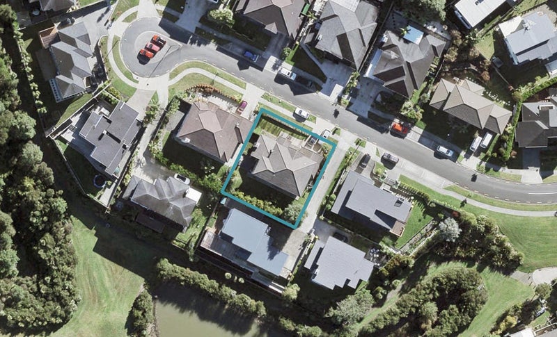 12 Lakeridge Close, Northcross, Auckland - Carousel 1