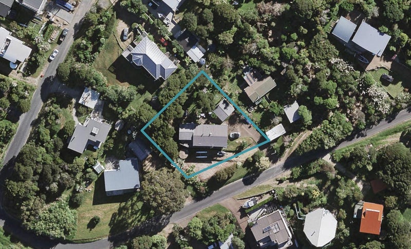 6 Makora Avenue, Oneroa, Waiheke Island - Carousel 1