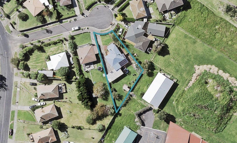5 Greenway Place, Glen Innes, Auckland - Carousel 1