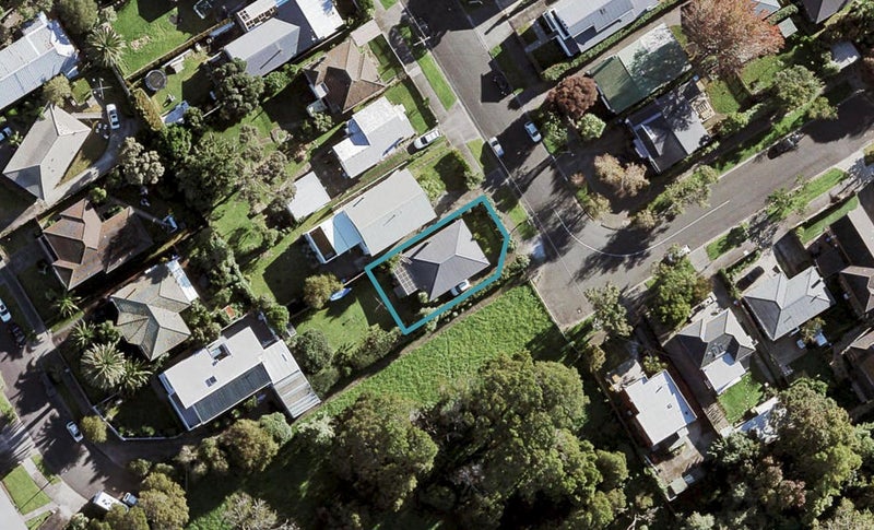 2 Hawea Road, Point Chevalier, Auckland - Carousel 1