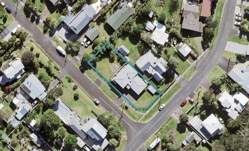 16 Alison Avenue, Herald Island, Auckland - Carousel 1