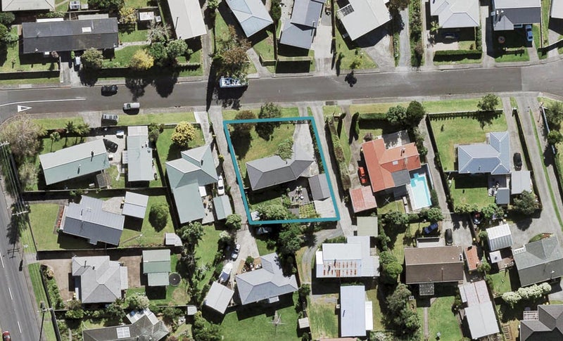 7 Clinton Avenue, Te Atatu Peninsula, Auckland - Carousel 1