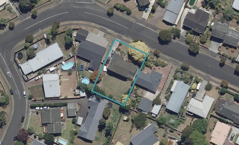 9 Sunnyhills Avenue, Glenview, Hamilton - Carousel 1