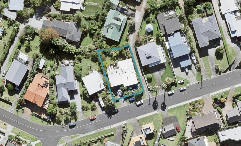 17 Ellangowan Road, Waiake, Auckland - Carousel 1
