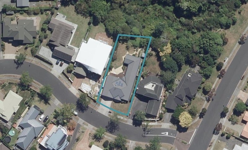 45 Montrose Crescent, Huntington, Hamilton - Carousel 1