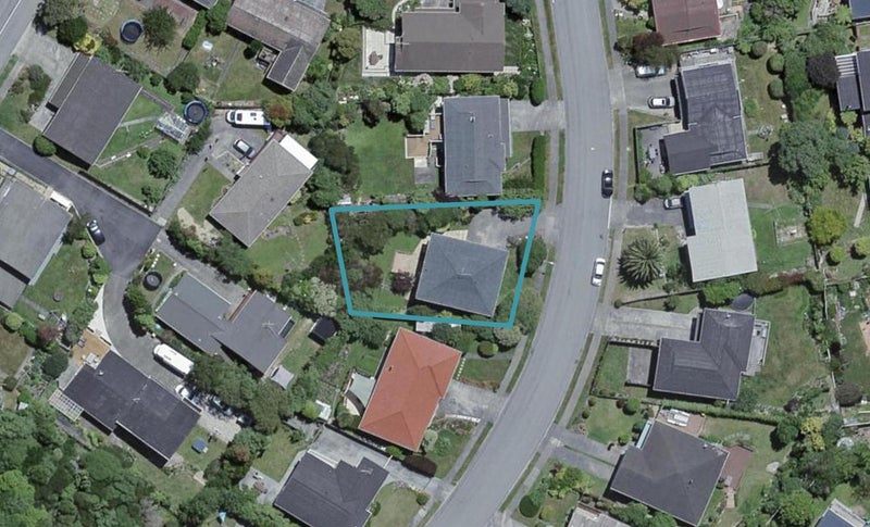 13 Greyfriars Crescent, Tawa, Wellington - Carousel 1