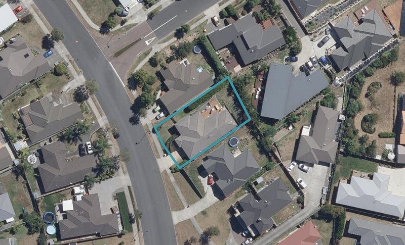 18 Barrington Drive, Huntington, Hamilton - Carousel 1