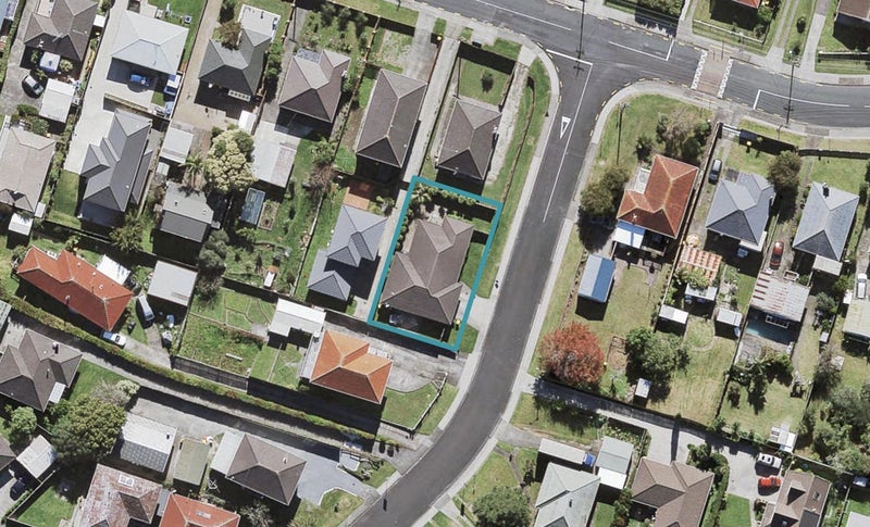 1 Essex Street, Te Atatu South, Auckland - Carousel 1