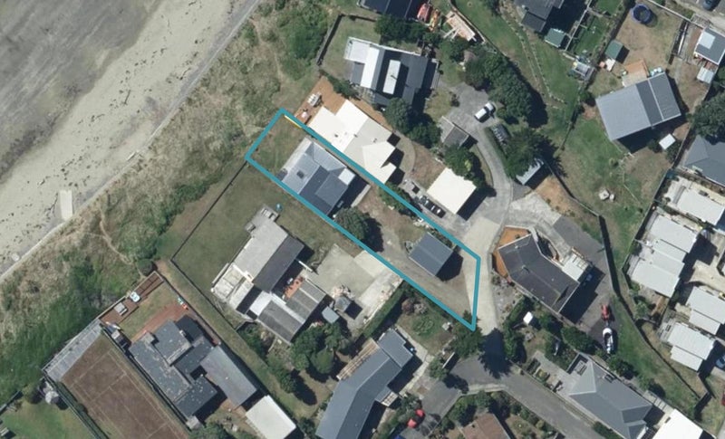 8 Bothamley Lane, Titahi Bay, Porirua - Carousel 1