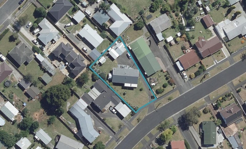 11 Lewis Street, Glenview, Hamilton - Carousel 1