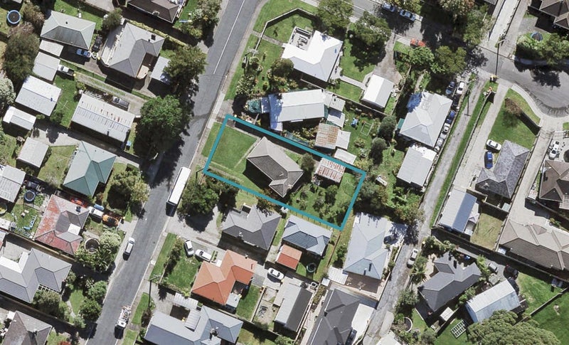 98 Cobham Crescent, Kelston, Auckland - Carousel 1