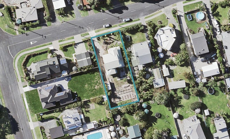 24 Ealing Crescent, Beachlands, Auckland - Carousel 1