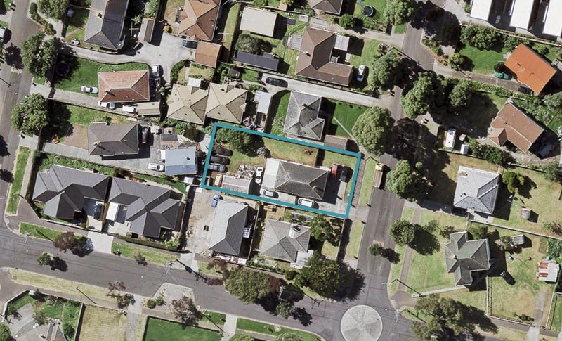 23 Waddell Avenue, Point England, Auckland - Carousel 1