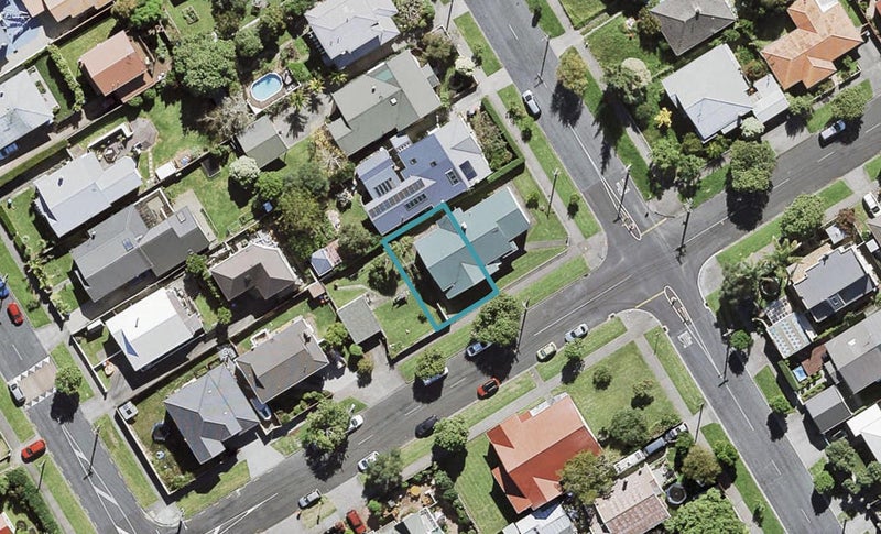 8B Tui Street, Point Chevalier, Auckland - Carousel 1