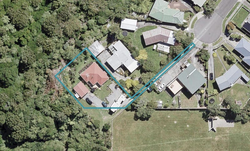7 Holly Grove, Maungaraki, Lower Hutt - Carousel 1