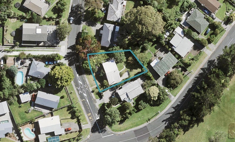 3 Castleford Street, Green Bay, Auckland - Carousel 1