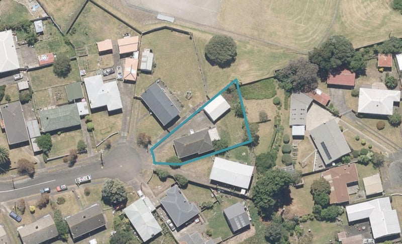 11 Andrews Place, Gonville, Whanganui - Carousel 1