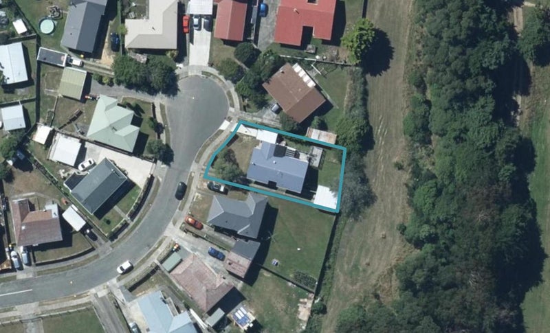 18 Dalray Place, Ascot Park, Porirua - Carousel 1