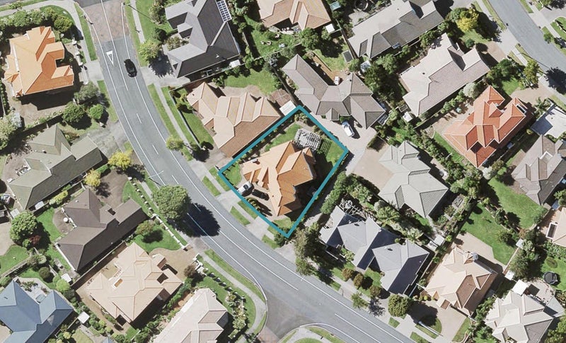 8 Jane Eyre Drive, Somerville, Auckland - Carousel 1