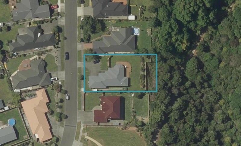 12 Sycamore Crescent, Fitzherbert, Palmerston North - Carousel 1