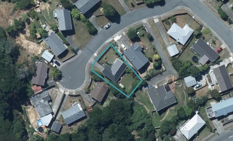 7 Gaff Place, Whitby, Porirua - Carousel 1