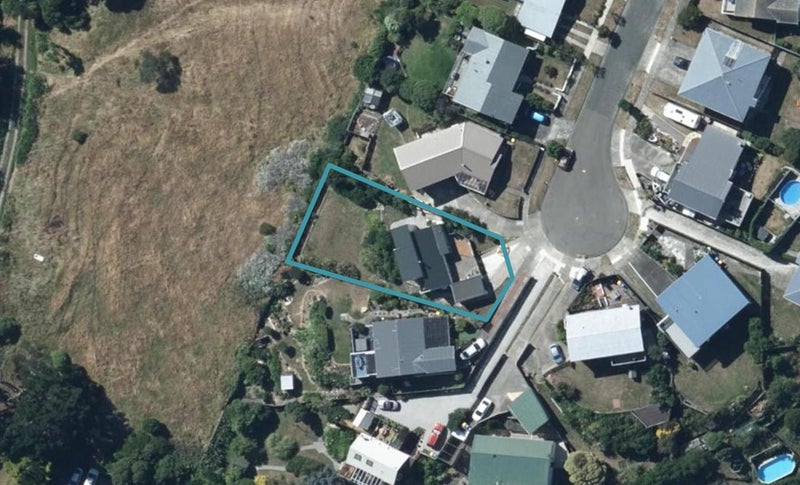 16 Brian Place, Titahi Bay, Porirua - Carousel 1