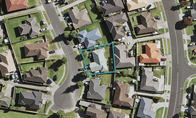 16 Loughinisland Place, Weymouth, Auckland - Carousel 1