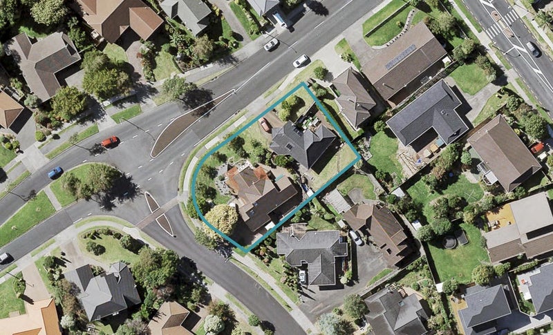 2/4 Meadowland Drive, Somerville, Auckland - Carousel 1