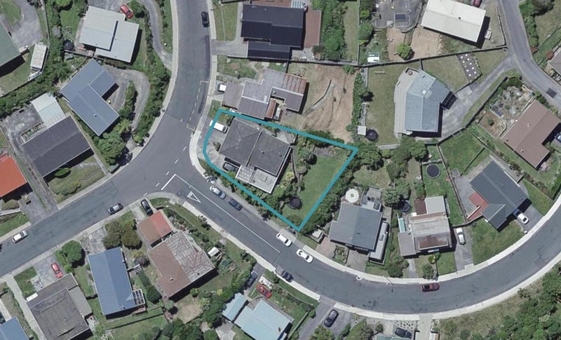 42 Somes Crescent, Newlands, Wellington - Carousel 1