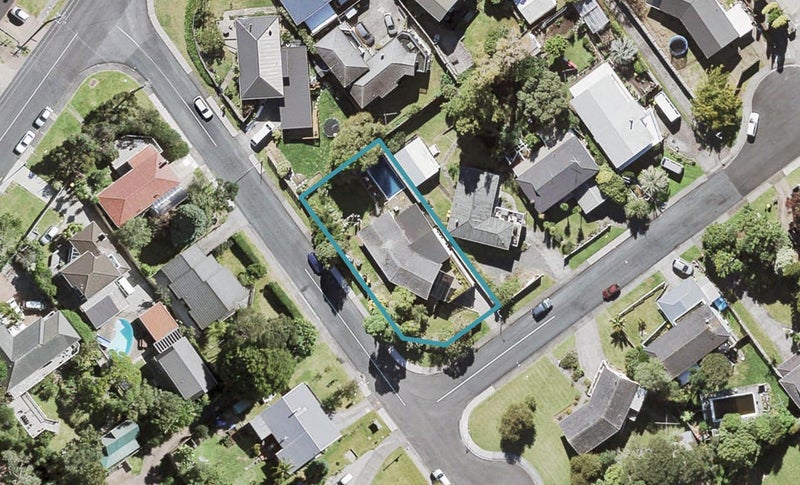 1 Glenroy Place, Green Bay, Auckland - Carousel 1