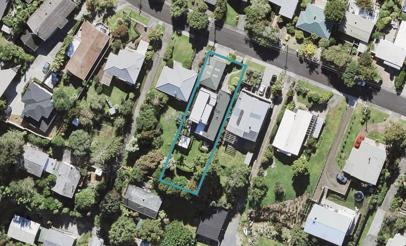 15 De Val Drive, Titirangi, Auckland - Carousel 1