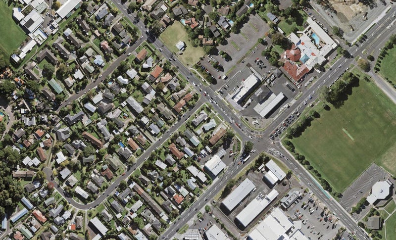 2/2 Evelyn Place, Hillcrest, Auckland - Carousel 1