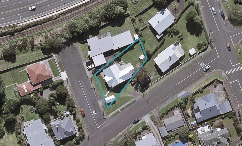2 Neve Place, Strandon, New Plymouth - Carousel 1