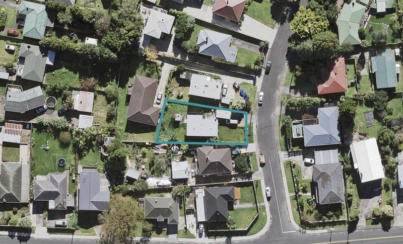6 Marie Crescent, Te Atatu South, Auckland - Carousel 1