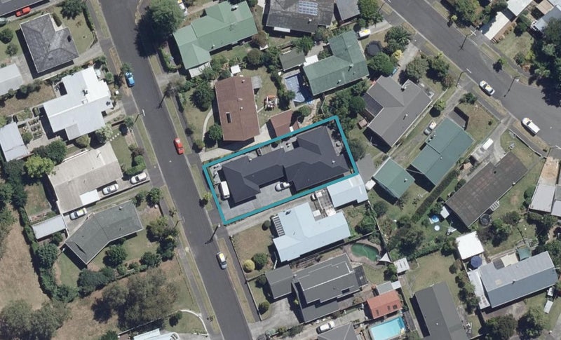 16 Regent Street, Silverdale, Hamilton - Carousel 1