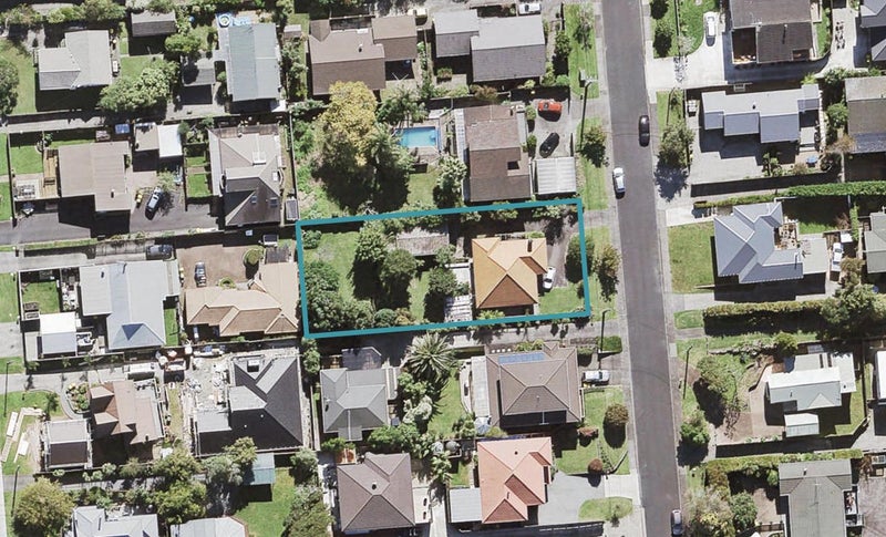 11 Harrybrook Road, Green Bay, Auckland - Carousel 1
