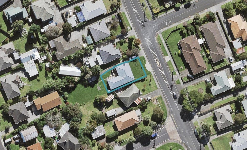 42A Flanshaw Road, Te Atatu South, Auckland - Carousel 1