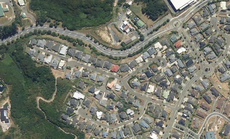 16 Aspiring Terrace, Aotea, Porirua - Carousel 1