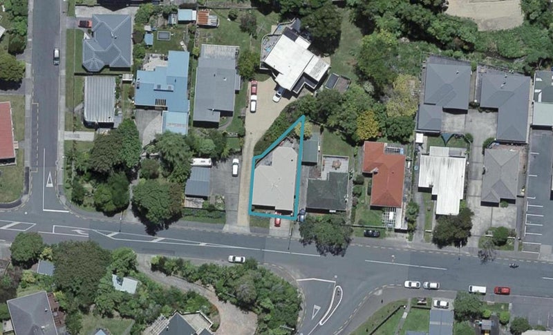 10 Lyndhurst Road, Tawa, Wellington - Carousel 1