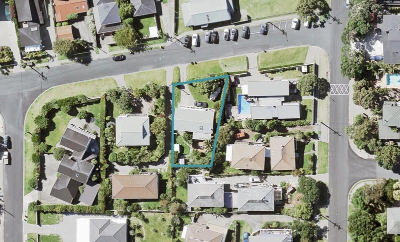 2 Beulah Avenue, Rothesay Bay, Auckland - Carousel 1