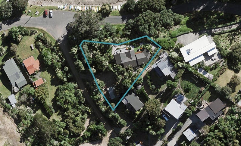 2 Empire Avenue, Oneroa, Waiheke Island - Carousel 1